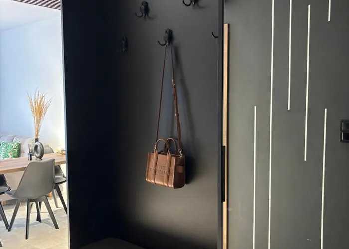 Business And Friendly Self Check-in Apartment